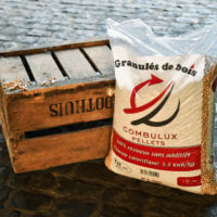 <div class="portfolio-info">
<h3>Pellets Combulux</h3>
La palette se compose de 65 sacs de 15Kg (975Kg en tout)
<ul>
<li>
<h5>15Kg / sac</h5>
</li>
<li>
<h5>Origine : Lituanie</h5>
</li>
</ul>
<h4>En stock</h4>
</div>